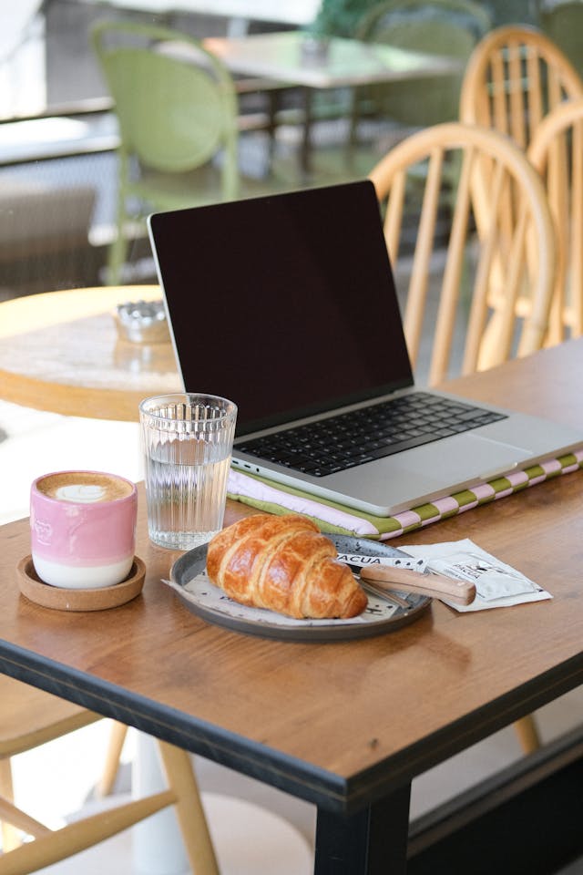 desayuno y una laptop sobre mesa