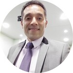 hombre con saco y corbata sonriendo