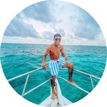 joven sentado en la cima de una lancha
