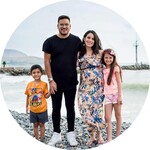 familia abrazados con un fondo de nieve