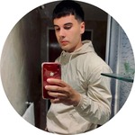 joven sacandose una foto en el espejo