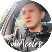 hombre en la parte delantera de su auto
