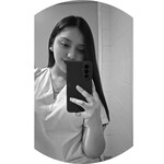 joven con traje de enfermera tomandose una foto en el espejo