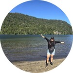 joven posando sobre la orilla del río