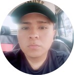 foto de joven en auto sentado en la parte del conductor