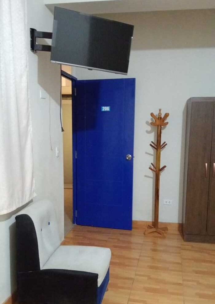 sofa, televisor, ropero y arbolito
