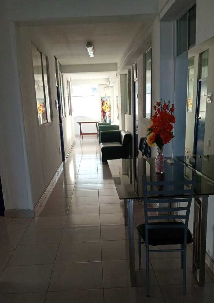 pasillo con sofas, mesas y silla