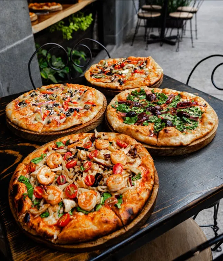 4 pizzas en mesa