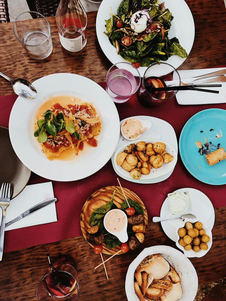 platillos italianos sobre la mesa